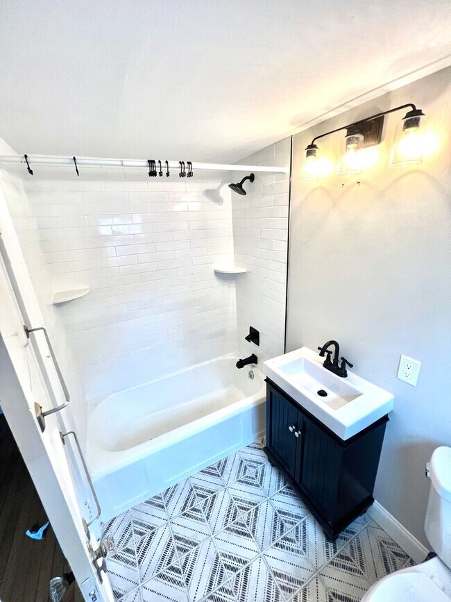 Building Photo - Completely Renovated 4BR Beach Cottage! Tw...