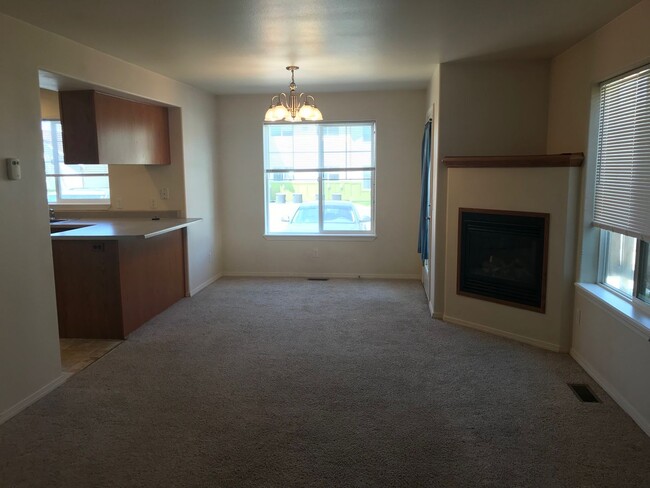 Building Photo - 3 Bed, 2 Bath Condo