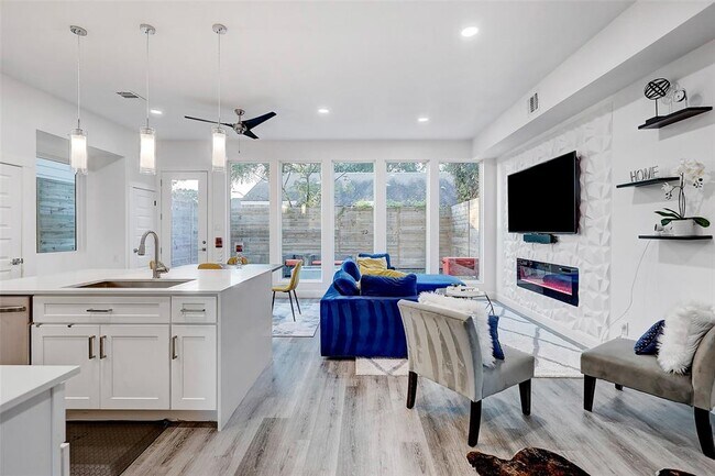 Building Photo - 5006 Golden Forest Dr