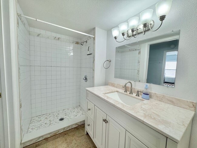 Building Photo - 1550 11th St NE