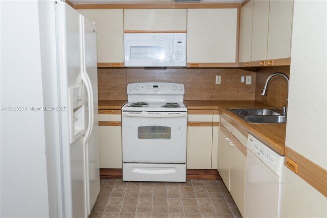 Building Photo - 9140 SW 123rd Ct