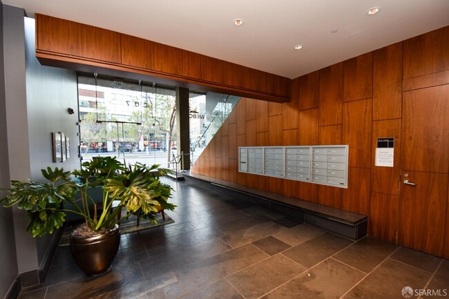 Building Photo - 207 King St