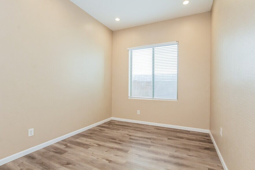Building Photo - 5037 W Nancy Ln
