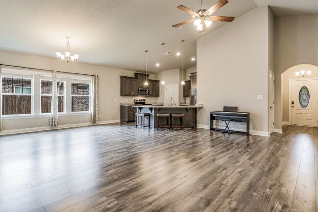 Building Photo - This beautifully maintained 3-bedroom, 2-bathroom residence offers the perfect blend of comfort, ...