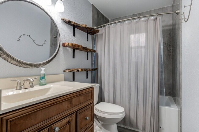 Building Photo - 4 Bed 3 Bath Pre-lease in Central Lubbock!!!