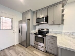 Building Photo - 2 Bedroom Unit, 1.5 baths with one assigne...