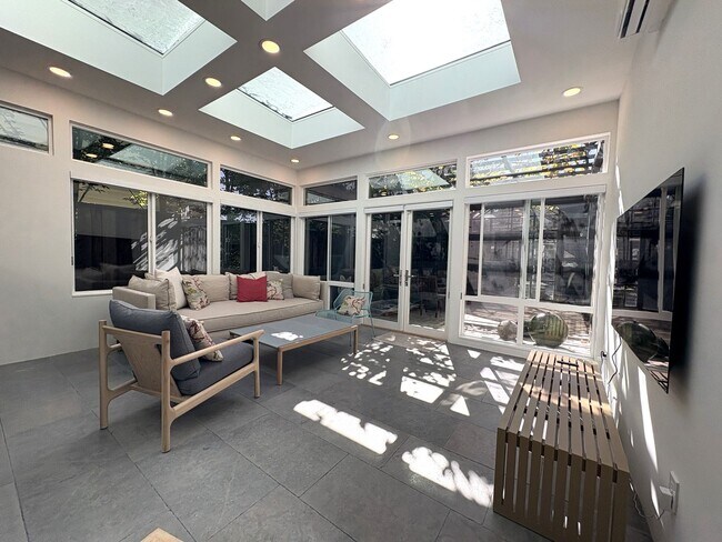 Building Photo - Modern Home availalble for lease in Menlo ...