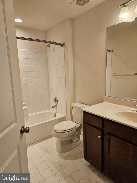 Building Photo - 178 Solara Dr