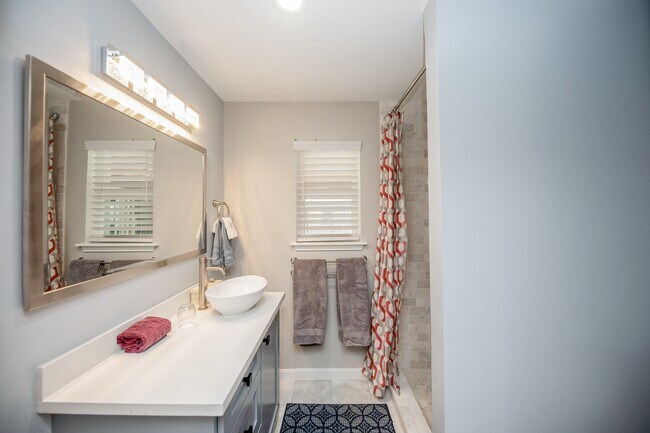 Building Photo - 926 Chantilly Ln