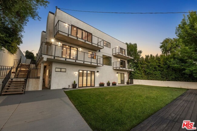 Building Photo - 105 Sequoia Dr