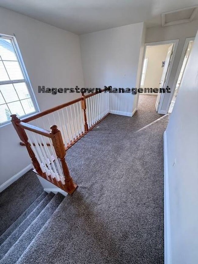 Building Photo - Halfway Townhouse - close to shopping and dining