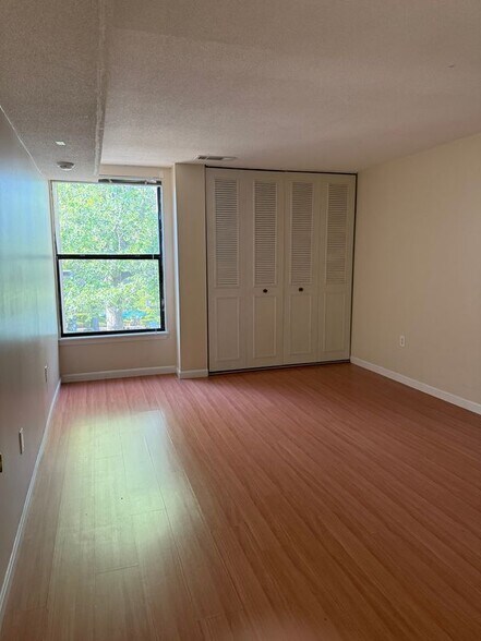 Building Photo - 70 Shrewsbury Green Dr