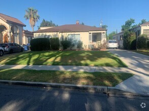 Building Photo - Burbank 2+1 w/large backyard + ample parking!