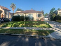 Building Photo - Burbank 2+1 w/large backyard + ample parking!