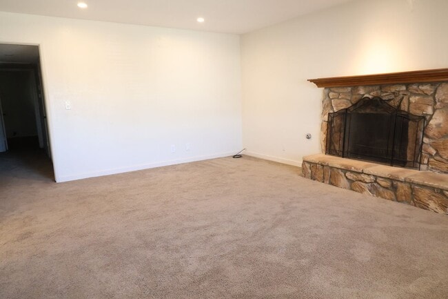 Building Photo - 112 Rawhide Ln