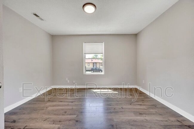 Building Photo - 1061 57th St