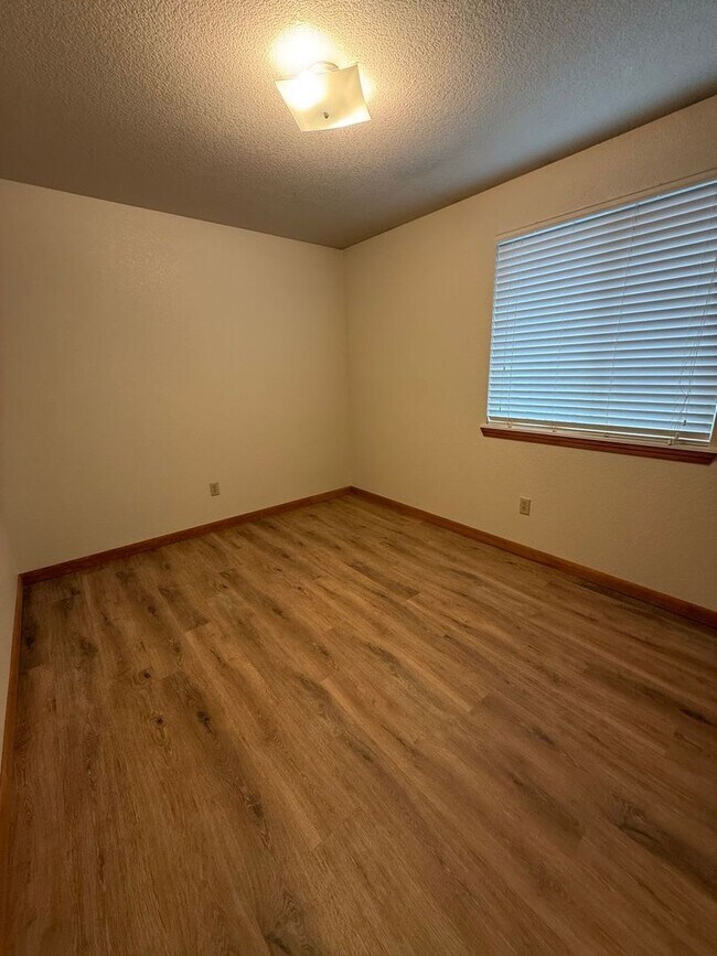 Building Photo - NE Bend Single Level 3 Bedroom / 2 Bathroom