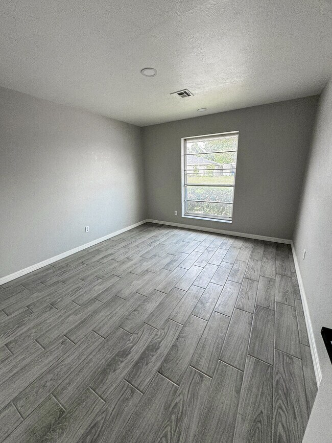 Building Photo - 2700 SW 85th St