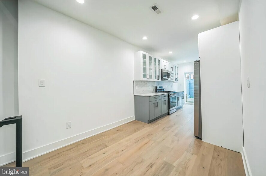 Building Photo - 1309 S 32nd St