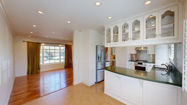 Building Photo - Large Spacious Home with a Pool!