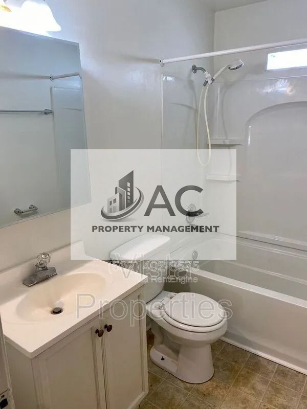 Building Photo - 3655 Kahlert Ave