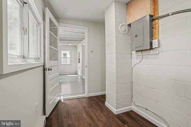 Building Photo - 105 Oak Hill Dr
