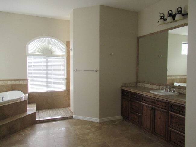 Building Photo - Beautiful Custom North Mesa Home