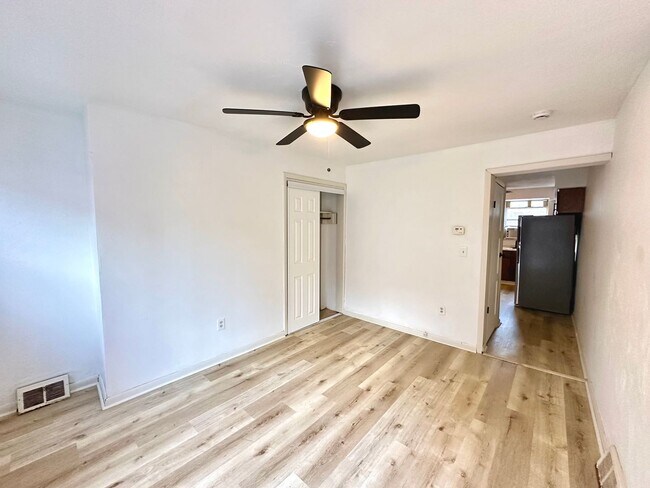 Building Photo - Updated 2 Bed, 1 Bath Home - Convenient Location, Walkable Neighborhood - Available Now!