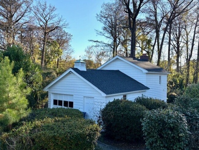 Building Photo - Beautifully Updated House in Forest Hills!