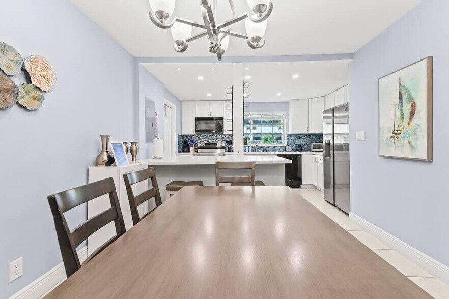 Building Photo - 2424 NE 9th St