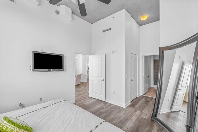 Building Photo - 300 S Australian Ave