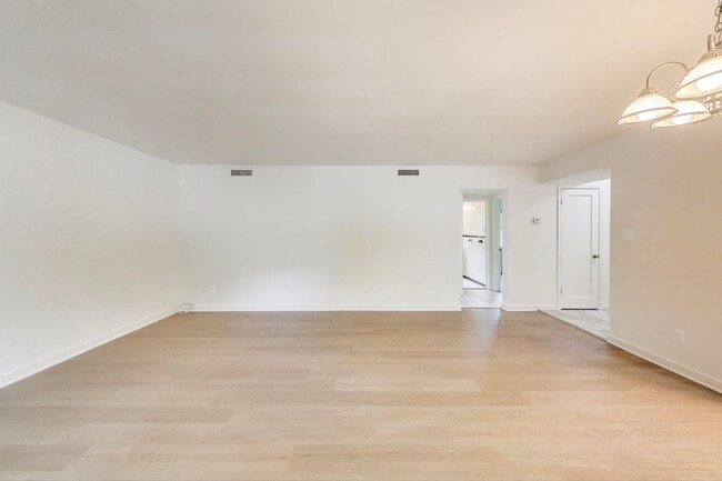 Building Photo - Convenient and Stylish 2-bedroom close to ...
