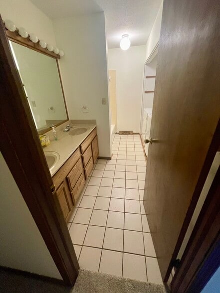 Building Photo - 721 E Wellington Ct