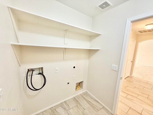 Building Photo - 13927 W Port Royale Ln
