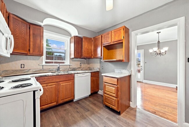 Building Photo - 309 W 38th St