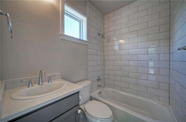 Building Photo - 1006 E 8th St