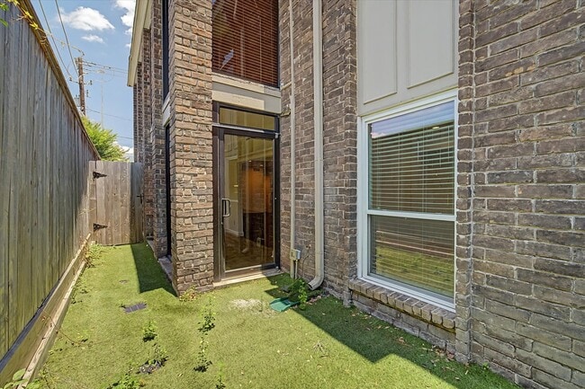 Building Photo - 7575 Katy Fwy