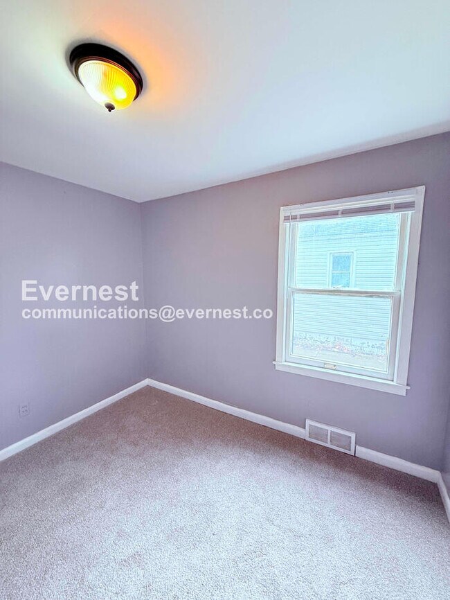 Building Photo - 3 Bed/1 Bath Home with Detached Garage / Vouchers Accepted / Available Now!