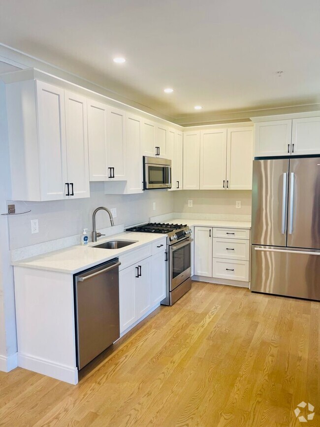 Building Photo - Huge, nicely renovated 4 bed unit with in-...