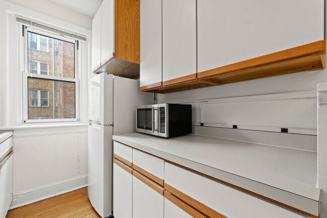 Building Photo - Adams Morgan Condo | Studio | 1 Bath | 300 Sf