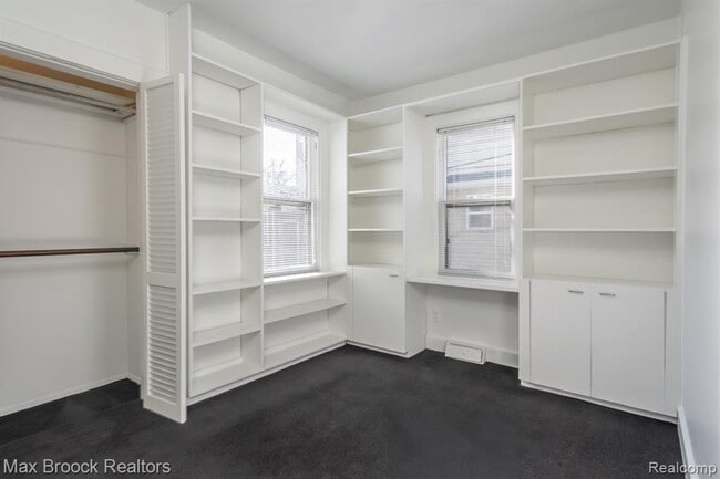 Building Photo - 932 Humphrey Ave