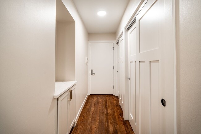 Interior Photo - 2600 E Kenwood Blvd