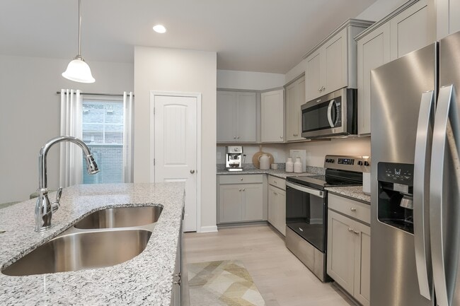 Building Photo - 446 Bainbridge Dr