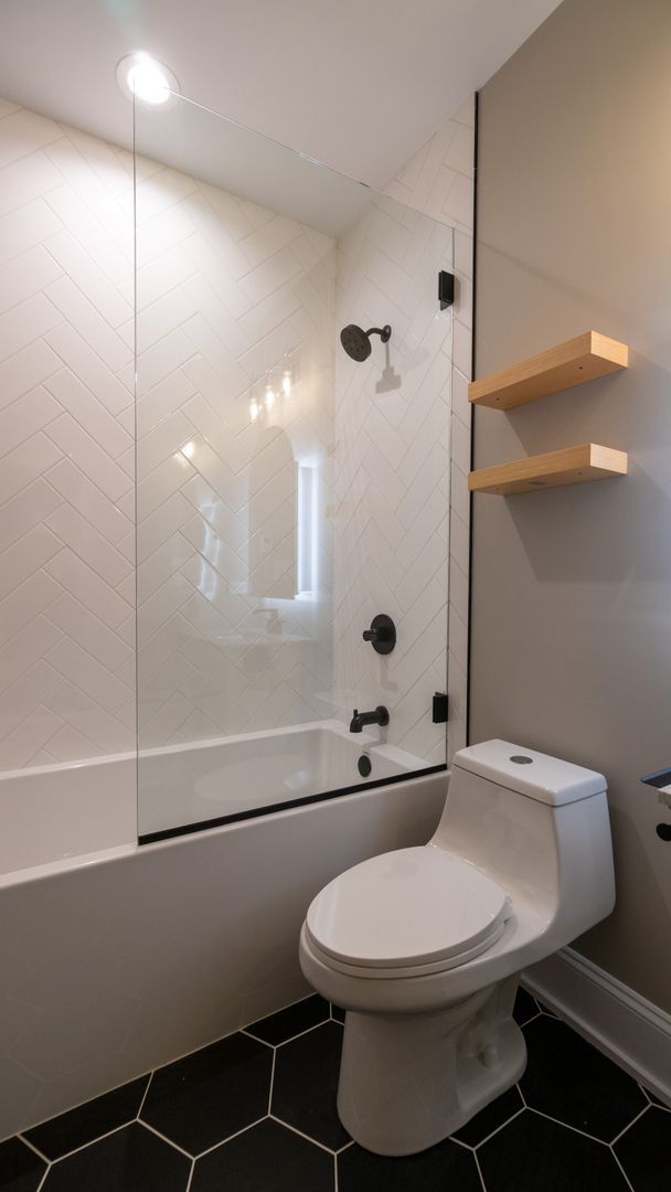 Building Photo - Newly Rehabbed 3-bedroom, 2-bath Gem with In-Unit Washer/Dryer! Discover Uptown Living.