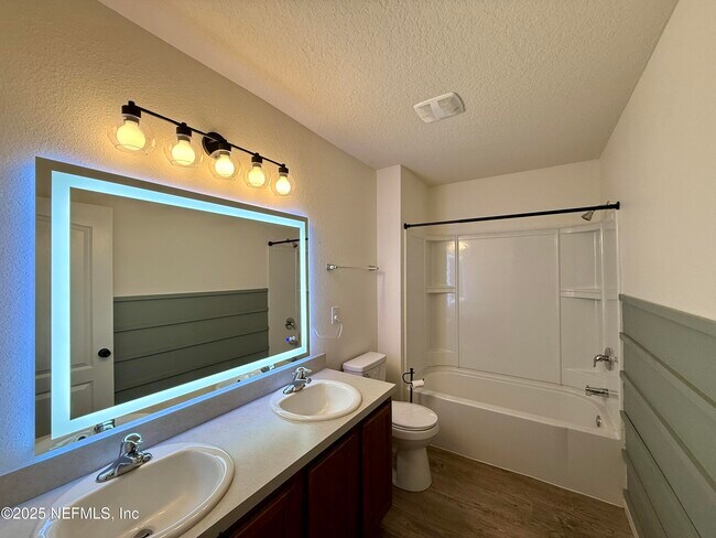 Building Photo - 2200 Pebble Point Dr