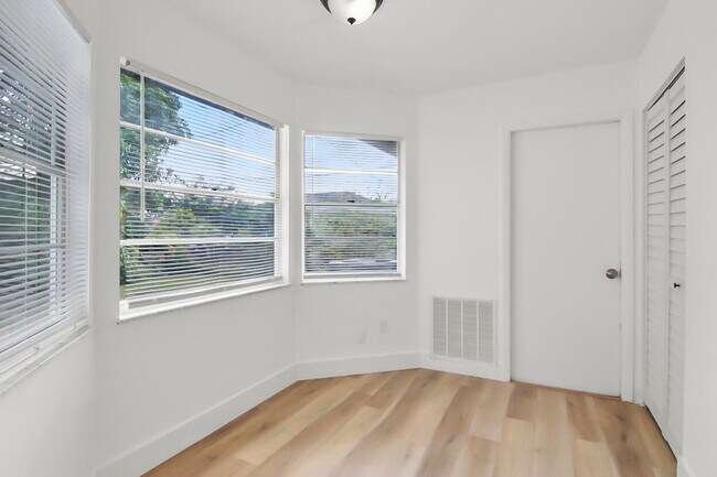 Building Photo - 313 NW Dorchester St