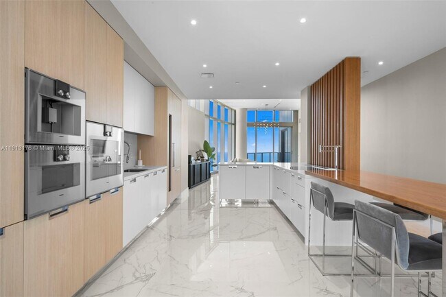 Building Photo - 15701 Collins Ave