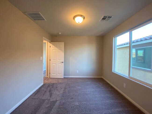Building Photo - 4 BED 2.5 BATH 2 CAR GARAGE,  LARGE CORNER...