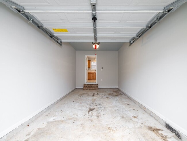 Building Photo - 2 Bedroom 2 Bath Townhome with Unfinished Basement