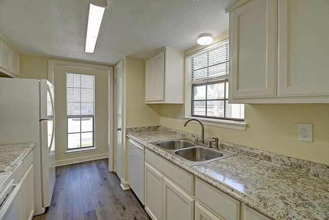 Building Photo - 2314 Capitan Dr